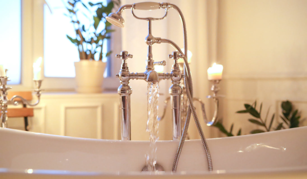 Hur mäter man avståndet för ett badkarsblandare?