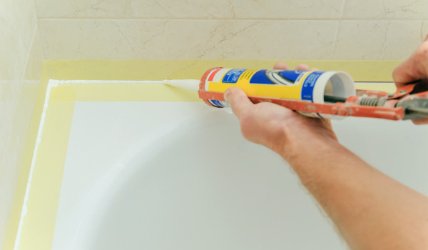 Hur monterar man en halvrund duschbricka?