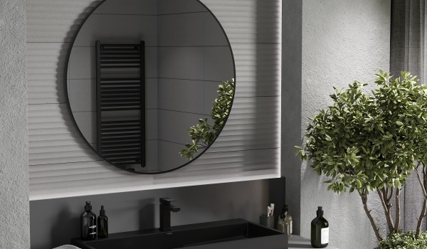 Mörkt badrum i industriell stil