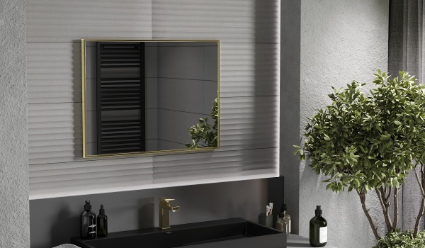 Gulddetaljer i ett mörkt badrum