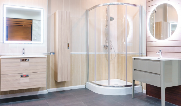 Vilket badrum är den halvrunda duschbrickan bäst för?