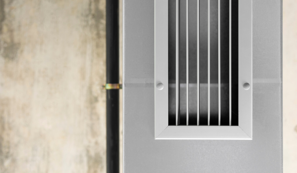 Hur ansluter man en badrumsfläkt till belysningen?