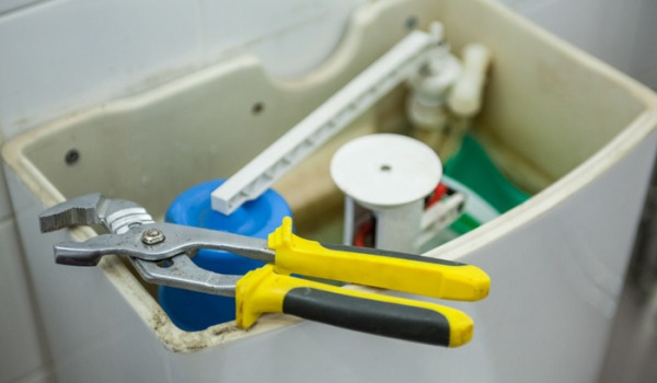 Hur man minskar mängden vatten i toalettcisternen