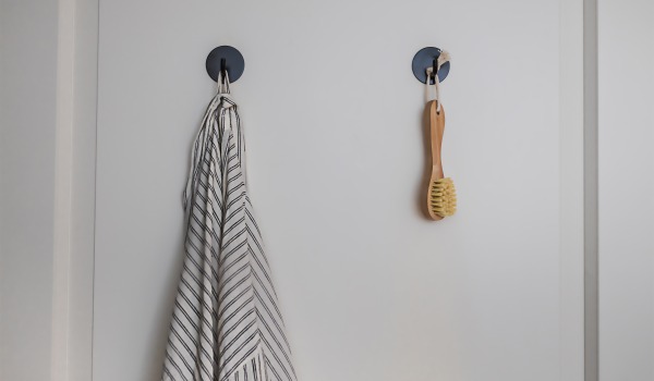 Hur man monterar badrumsaccessoarer med sugkoppar så att de inte faller av