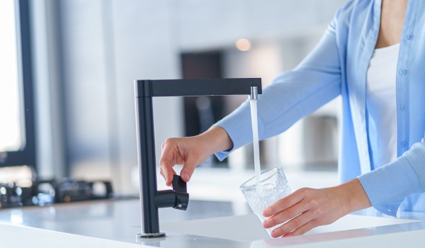 Vilket vattenfilter under diskbänken ska man välja? Hur fungerar det?