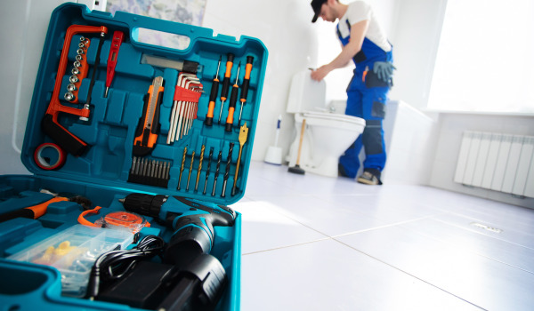 Hur monterar man en WC-skål?