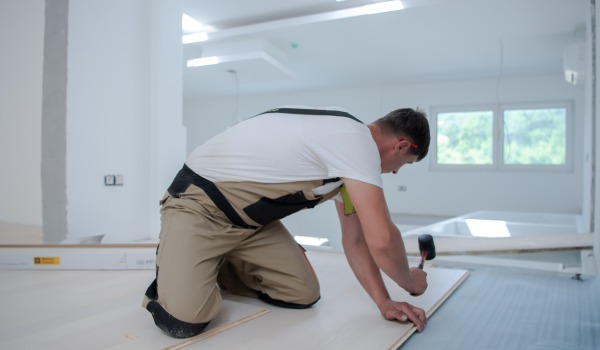 Vilken tjocklek på underlaget under panelerna är lämplig?