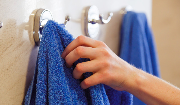 Var är det bäst att fästa självhäftande krokar?