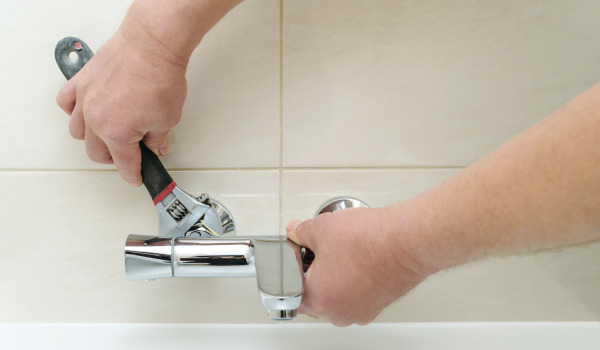 Hur monterar man ett inbyggt badrumssystem?