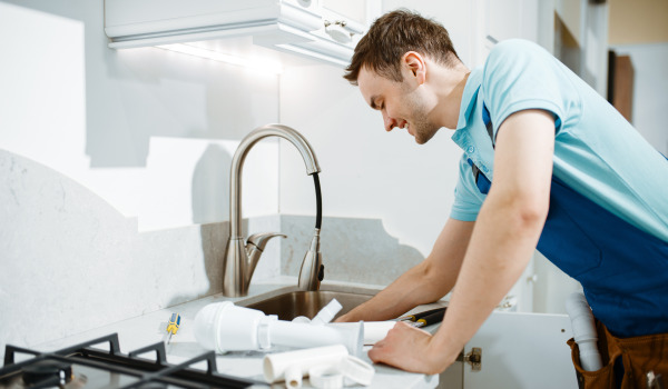 Hur byter man plugg i ett handfat?