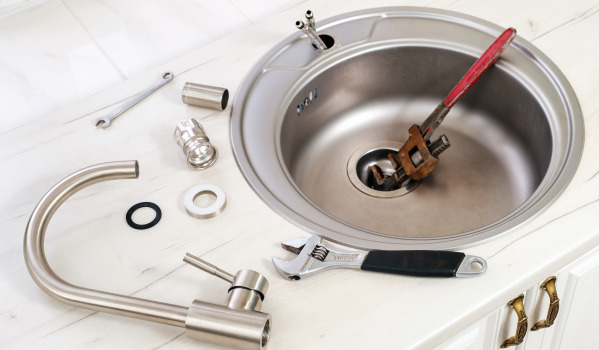 Hur avlägsnar man stopp i handfatet?