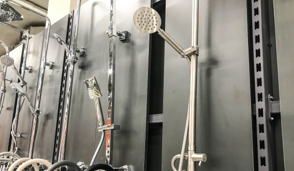 På vilken höjd ska man montera ett skjutbart duschset?