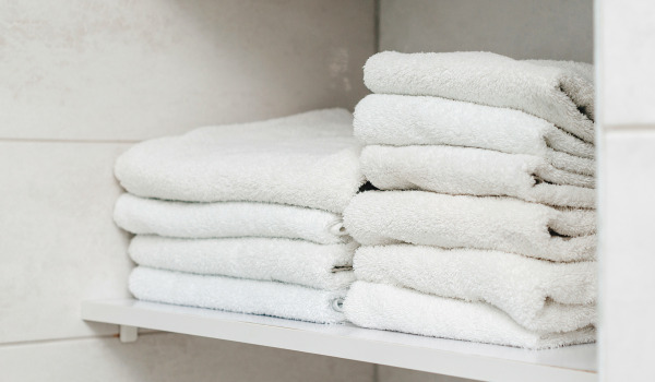 Hur hänger man upp en badrumshylla?