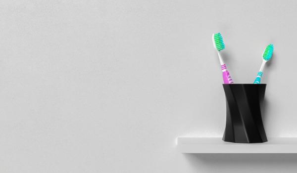 Hyllor i ett modernt badrum