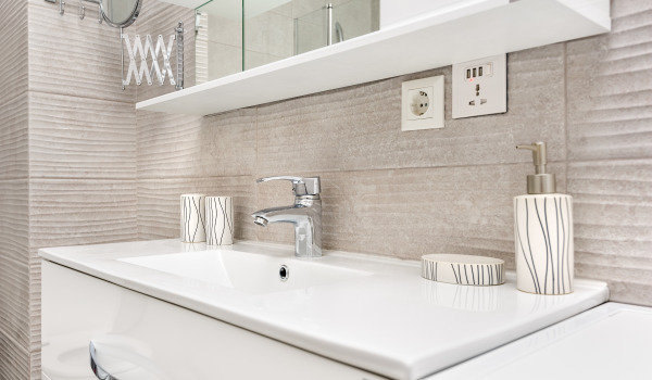 Var ska man hänga upp badrumshyllor?