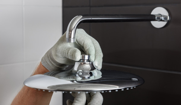 Hur installerar man en takdusch?